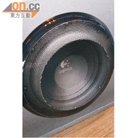 超低音喇叭具備200W功率輸出，睇戲打機時，低音夠晒震撼。