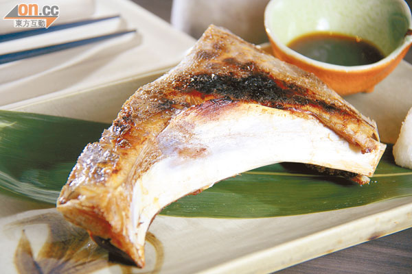 燒吞拿魚魚骹  $25/100克魚骹部分的肉脂肪較豐富，吃起來滑溜溜的。魚皮則燒至香脆，入口充滿魚油香。