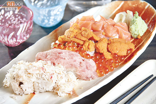 豪快壽司 $148賣相不怎吸引的豪快壽司，以8件青瓜反卷，不經意地鋪上各款時令食材，包括三文魚粒、海膽、三文魚子、吞拿魚蓉及蟹肉。