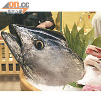 採訪當日，剛運到港的吞拿魚重120公斤，除了魚腩做刺身外，魚頭、魚尾可視乎客人口味，炮製成不同菜式。