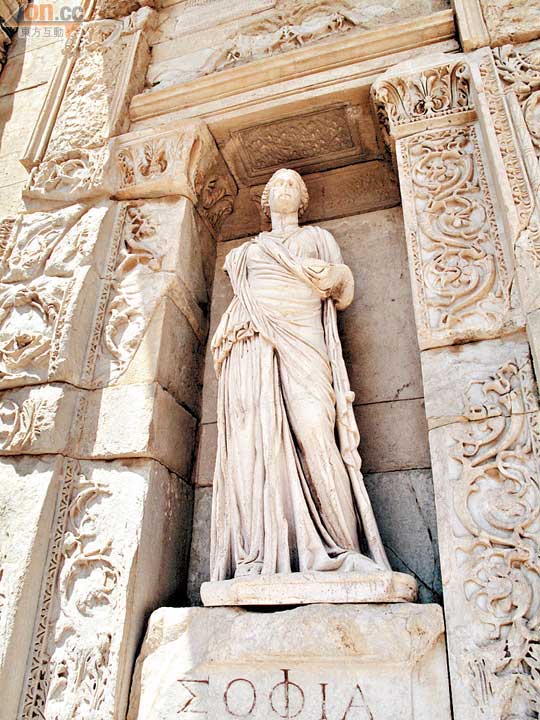 圖書館門口屹立了四個女神像，代表了美德、智慧、知識及思想。