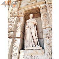 圖書館門口屹立了四個女神像，代表了美德、智慧、知識及思想。