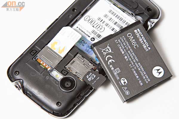 支援最高32GB microSD記憶卡，而且可作熱插拔，方便！