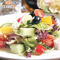 Greek Salad（自助午餐頭盤）<br>每天供應約4款沙律，這款將青瓜、燈籠椒、Feta Cheese及沙律菜等混合起來，充滿地中海風情。