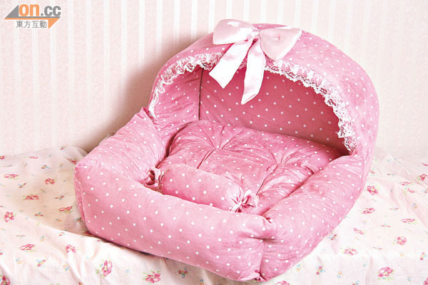 粉紅波點<br>波點公主床以粉紅色作主調，加上有蓋式設計，並綴以大大朵絲質大蝴蝶及喱士花邊，感覺非常高貴。$298（b）