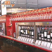 一列4部的自助餐酒販賣機，提供32瓶不同的葡萄酒選擇，獨特的設計，同時讓美酒保持醇香。