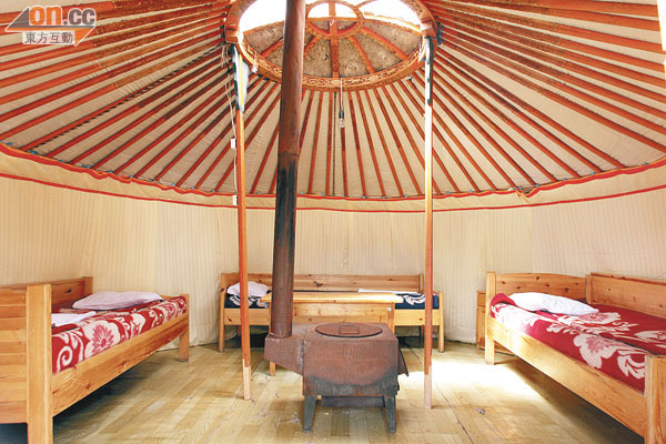 蒙古包內只得睡床數張，陳設簡單，沒空調和電視，屋頂有透光和通氣的天窗。