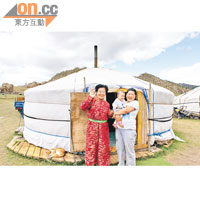 女主人Namjilmaa（左）特別穿上民族服裝與大家拍照。