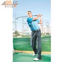 Andrew Good<br>英國職業高爾夫球手協會教練Class AA<br>天藍色Polo Tee $290<br>Driwalk深灰藍色長褲 $690