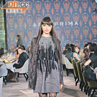 深藍色Damasco圖案雪紡衫 $6,995灰色針織連身裙 未定價