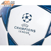 作為歐聯的Official Match Ball，球面便印有歐聯標記。