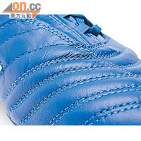 鞋面用上傳統的縫線設計，藉此提升控球效果。