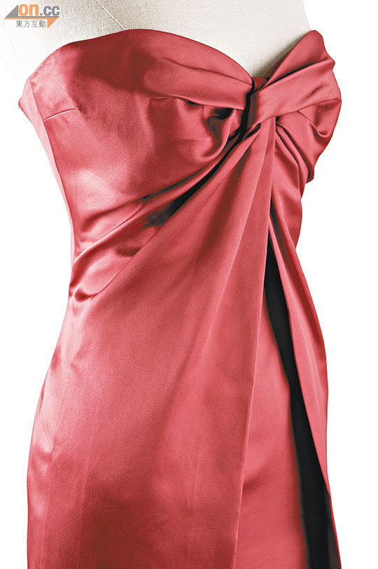 1955年首支Rouge Dior靈感便是源自Christian Dior親自挑選的紅色布料。