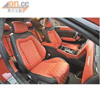除了車身，就連車廂座椅和真皮飾面都統統換上橙色。