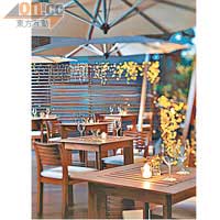 餐廳以深褐色木材為主調，配合和風布置，還可欣賞青馬大橋及鄰近的夜色，在此開餐享受一流。 