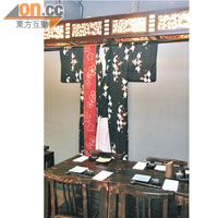 餐廳布置充滿日本風情，尤其掛在牆上作裝飾的和服，好有衝動想拿下來試穿。