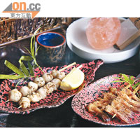 生墨魚嘴串 $22（左）燒鴨舌 $16（右）墨魚嘴以鹽燒製，再加少許黑七味粉調味，食落香口煙韌又惹味；鴨舌則簡單以普通七味粉燒香，辣辣的，佐酒一流。