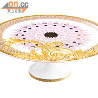 Versace粉紅×金色的單層蛋糕座，華麗之中見心思。$4,820（a）