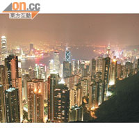 山頂<br>從山頂可以影埋維港兩岸嘅夜景，別有一番風味。