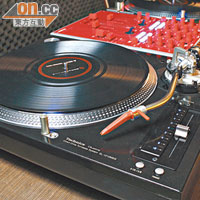 DJ Yami所用的是Pioneer的Mixer和Technics的唱盤。