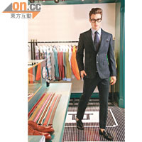 Style03黑色條紋西裝套裝$14,700 藍色條子恤衫$1,280 黑色Loafer$2,570  