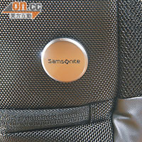 Samsonite首次製作相機袋，品牌Logo改用全新的圓形設計。