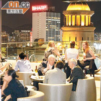 酒吧有露天雅座，既享池畔美景，更可看到銅鑼灣一帶，特別是以這個角度看利舞台廣場的招牌圓頂，竟像曼谷Silom的The Dome。