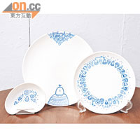 由本地設計師Yvonne Chan設計嘅白底藍花陶瓷碟，碟中可愛葫蘆全由人手用筆畫上再定色，摩登又不失傳統。（小）$160（中）$220（大）$280