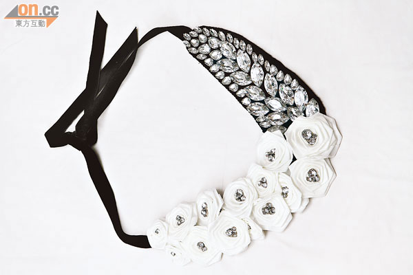 Bejewelled Bespoke Designs白色玫瑰花頸鏈 $2,550