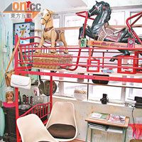 木馬搖搖椅、富Designer Chair味嘅膠椅，而學校木書枱上嘅係Pop Art大師Andy Warhol嘅讀物，不同時代大玩Crossover。