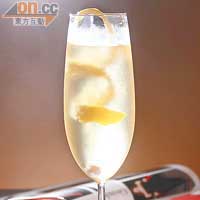 Classic $168<br>香檳的氣泡最能帶出其他成分的氣味，這杯則放入氣味強勁的橙皮，拔蘭地方糖與檸檬皮伴隨，嗅覺與味覺同樣令人醒神。