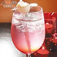 Lychee Delight $70<br> （「Blue Hour」買一送一飲品選擇）無酒精飲品氣味應當甜美可人，果然石榴、荔枝味的香氣在汽水帶動之下散發着甜甜的氣息。