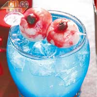 Sea Monster $90 <br>（「Blue Hour」買一送一飲品選擇）10月萬聖節特飲，藍色Liqueur與果汁味伏特加混合，再加添熱情果汁及梳打水，表面浮動着一雙眼珠，恐怖零分但搞鬼十足。