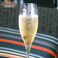 Bollinger Special Cuvee$145/杯<br>連英國皇室也愛飲的香檳，色澤迷人、氣泡細密，飯前來一杯，更能放鬆心情。