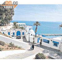在突尼西亞的西迪布賽伊德小鎮，藍門、藍窗、小白屋到處可見，甚有愛琴海小島風味。