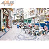 不少店舖也擺設地攤，讓客人享受尋寶樂。