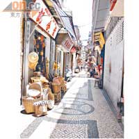 街道以葡萄牙運來的小塊花崗岩鋪設路面，頗富南歐風情。