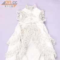 婚禮必選Item!傳統白色喱士拖尾婚紗,高領設計,華貴動人。值得一提,此店的狗狗婚紗收益更會用作慈善用途,一舉兩得。$510至$600(c)