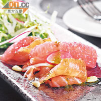 Citrus Cured Salmon　$108三文魚用鹽及糖醃製4、5天至將魚中水分抽乾，再鋪上刁草真空烹煮，過程雖然費時，但魚身變得更肥美，配上西柚、松子及酸香汁料，開胃又滋味。