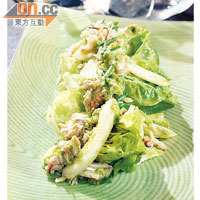 Lettuce Heart with Crab　$128挑選新鮮生菜，更特別是只用更甜更嫩的中心部分，經凍水浸泡後再拌上獨特的牛油果醬汁，配合青瓜、大葱及鮮拆蟹肉，入口清新。