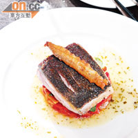 Pan Roasted Fresh Ling from New Zealand $198主角魚肉只簡單煎香，反而汁料是先將胡椒及洋葱慢焗至焦糖化，再加入牛油及橄欖油等，呈現別具地中海風情的味道，綴上用牛油炸至金黃的小鯷魚，味道層次豐富。