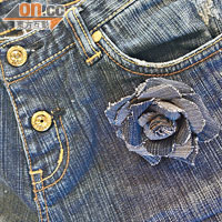 手製的可拆式牛仔布玫瑰，底部的扣針加了夾子，可用作襟花頭飾。