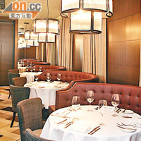 Dining Area以深木色為主，配襯高貴水晶吊燈，格調高雅。