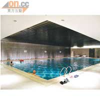 室內恒溫泳池讓住客四季任暢泳。