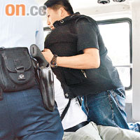 涉偷內衣褲疑犯被捕帶上警車。