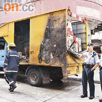 貨車部分車身燒毀，消防員及警員在場調查。