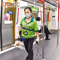 港鐵發言人表示，列車每次駛至總站都有工人清潔，確保衞生。	麥潤田攝