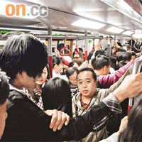 港鐵車廂人多擠迫，倘傳播肺癆，後果不堪設想。	資料圖片