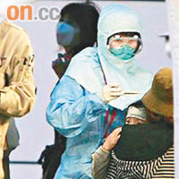 神戶的醫護人員穿上全副防疫裝替曾接觸豬流感患者的人士檢查身體。