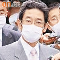 兵庫縣立神戶高中校長向記者講述該校學生患上豬流感的情況。